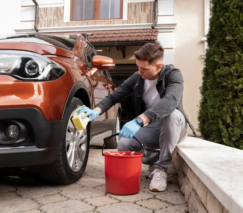 Lavage auto à domicile Notre-Dame-de-Boisset : professionnel intervenant sur un véhicule